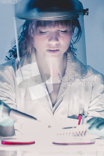 Image of Working in the laboratory with a high degree of protection