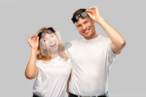 Image of happy couple in white t-shirts and sunglasses