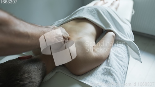 Image of part of the manual therapy procedure