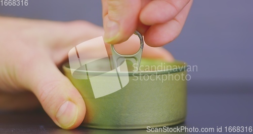 Image of Opening up a can in 120 fps slow motion top view
