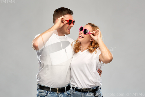 Image of happy couple in white t-shirts and sunglasses