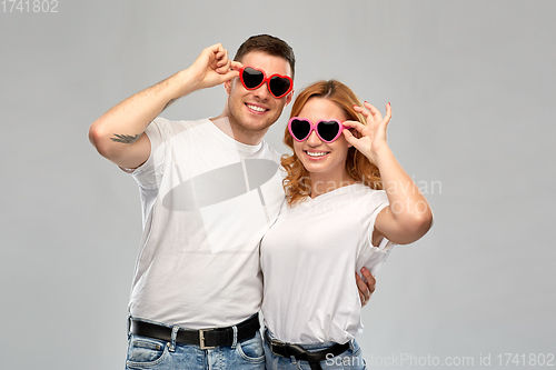 Image of happy couple in white t-shirts and sunglasses