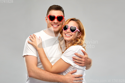 Image of happy couple in white t-shirts and sunglasses