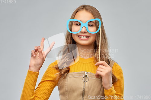 Image of smiling teenage girl with big glasses