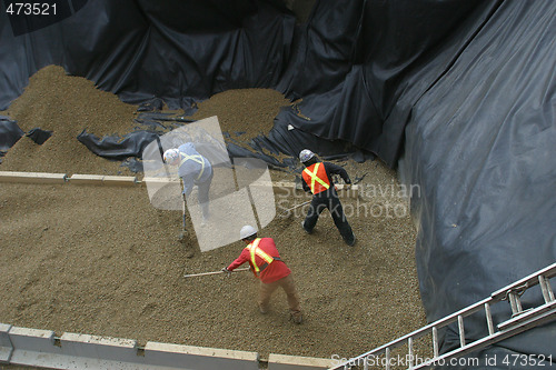 Image of preparing a fuel tank pit