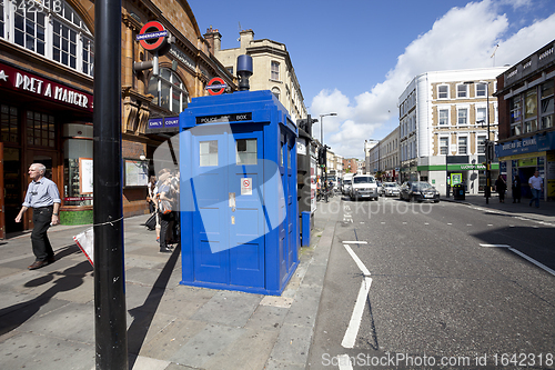 Image of Traditional British public call police box 