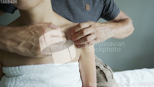 Image of part of the manual therapy procedure