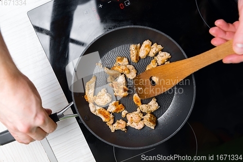 Image of Preparing low fat fried chicken for dinner on induction plates