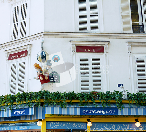 Image of Hot air balloon sculpture above a cafe in Paris