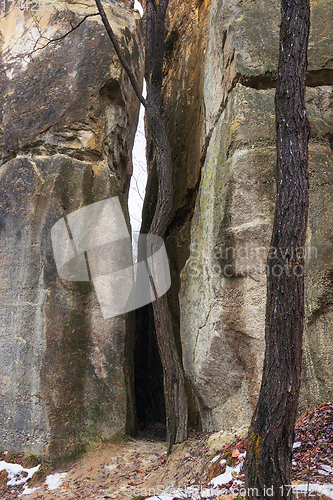 Image of large diaclase at Gradina Zmeilor