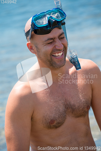 Image of fisherman preparing for underwater fishing