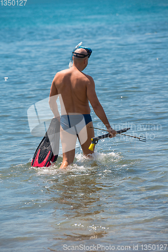 Image of fisherman preparing for underwater fishing