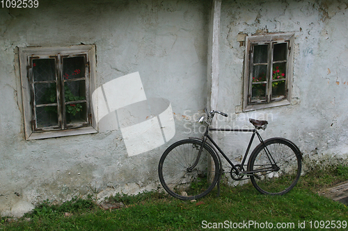 Image of An old bike leaning on a wall