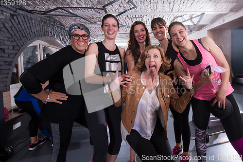 Image of portrait of a group smiling sporty healthy fit women