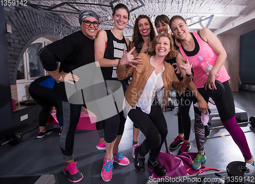 Image of portrait of a group smiling sporty healthy fit women