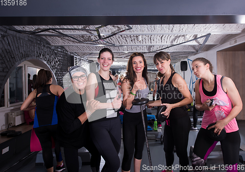Image of portrait of a group smiling sporty healthy fit women