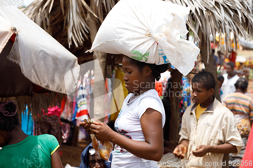 Image of Malagasy woman transport cargo on head