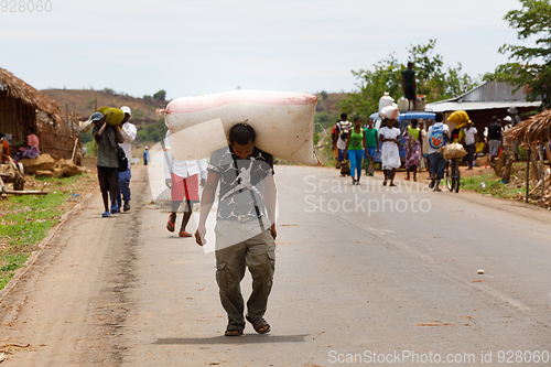 Image of Malagasy man transport cargo on head