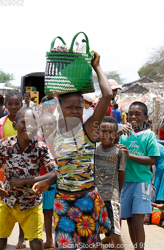 Image of Malagasy woman transport cargo on head