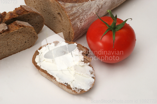 Image of Bread with cream cheese and tomato