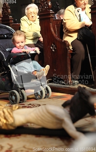 Image of Holy Saturday, people pray in front of God's tomb in the Zagreb Cathedral