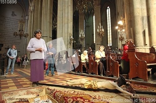 Image of Holy Saturday, people pray in front of God's tomb in the Zagreb Cathedral