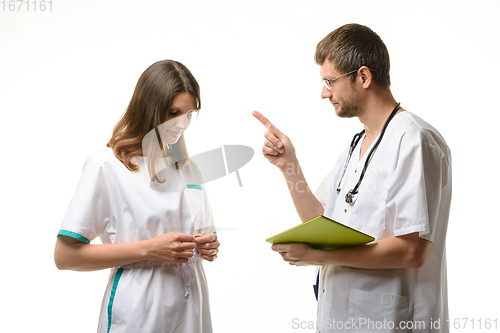 Image of Doctor scolds intern for poor learning outcomes