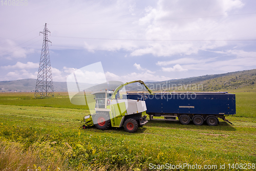 Image of combine machine loading bunker of the truck