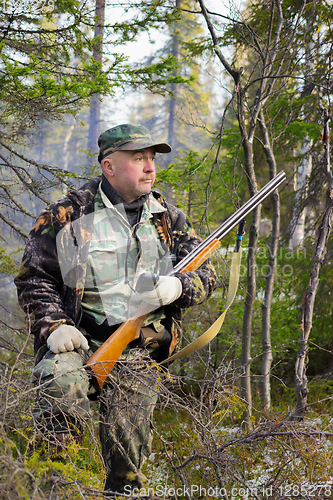 Image of Hunter defines the location with the help of the navigator