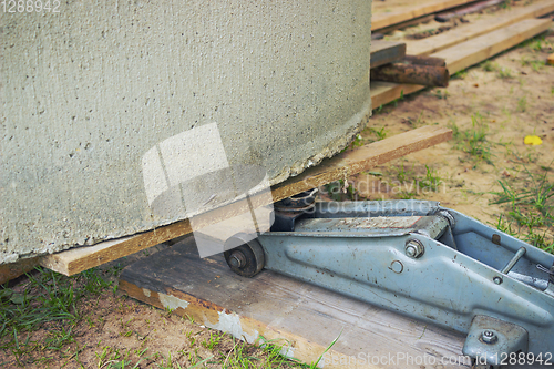 Image of Lift a heavy concrete block