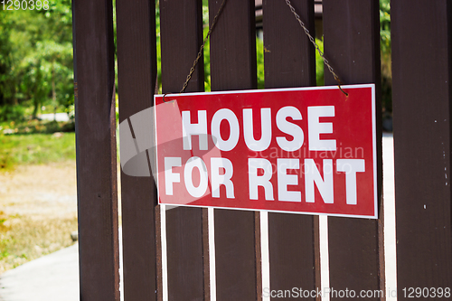 Image of Announcement for rent houses on the fence