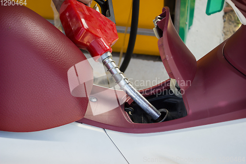 Image of Lling gun in neck of the scooter