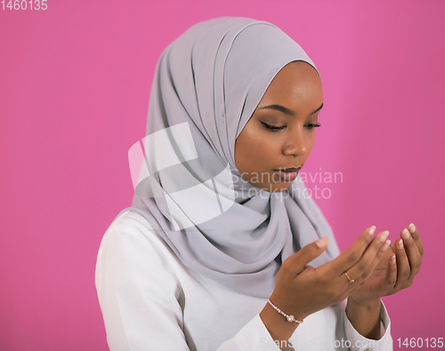 Image of African Muslim woman makes traditional prayer to God