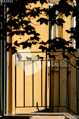 Image of Dog sculture in iron in front of a house