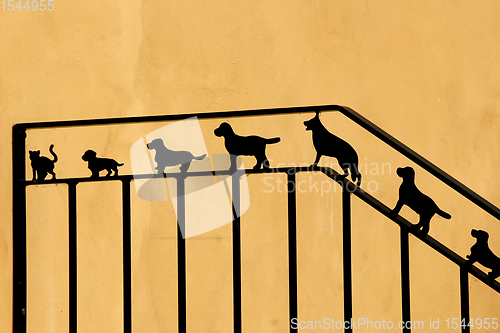 Image of Dog sculture in iron in front of a house