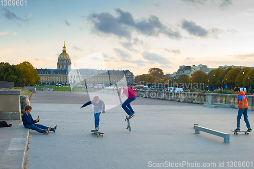 Image of skating teen kids, Paris