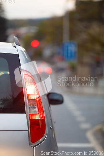 Image of back of car waiting at the red light