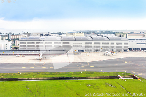 Image of airplans at Singapore airport runway