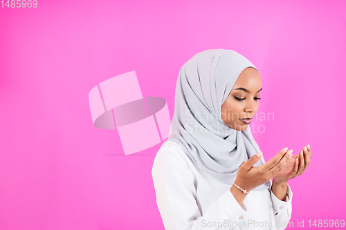 Image of African Muslim woman makes traditional prayer to God