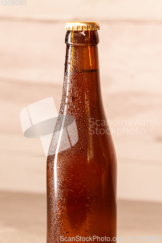 Image of a bottle of amber beer with its capsule