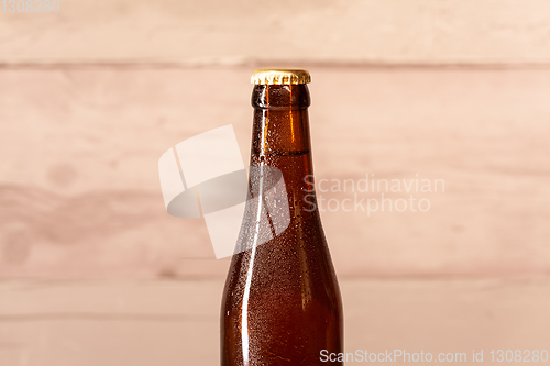 Image of a bottle of amber beer with its capsule