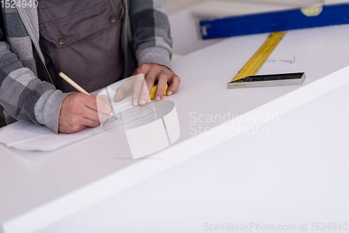 Image of the worker writing the measures