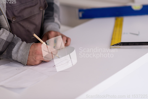 Image of the worker writing the measures