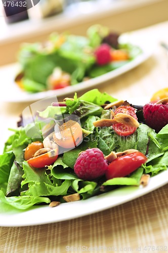 Image of Green salad with berries and tomatoes