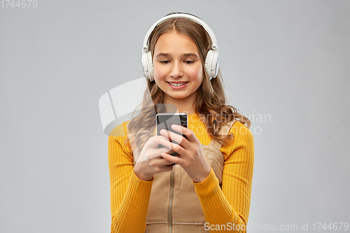 Image of teenage girl in headphones listening to music