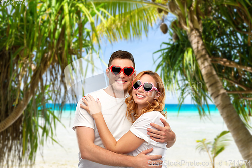 Image of happy couple in white t-shirts and sunglasses