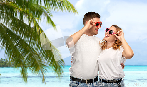 Image of happy couple in white t-shirts and sunglasses