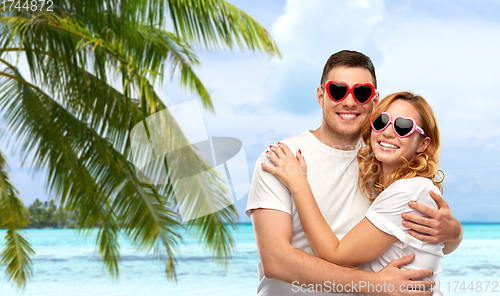 Image of happy couple in white t-shirts and sunglasses