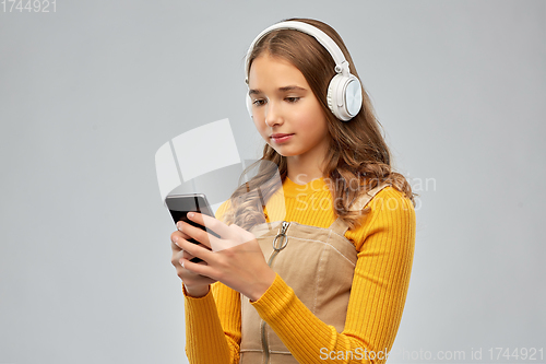 Image of teenage girl in headphones listening to music