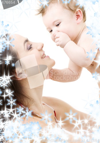 Image of blue-eyed baby in mother hands
